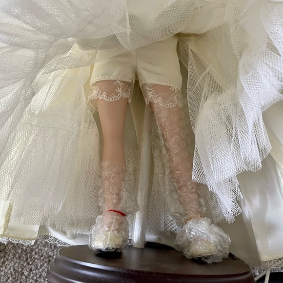 The Princess Diana Bride Doll - Picture 6 of 11